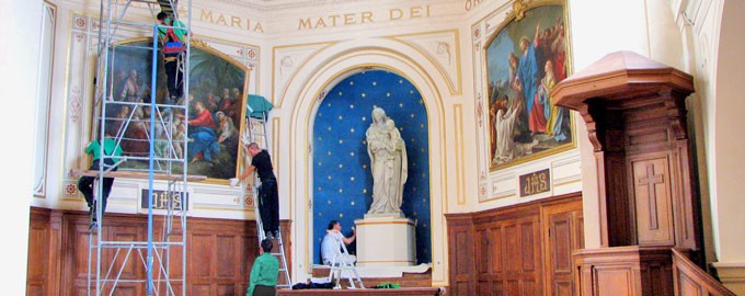 Peinture religieuse dans une église de Paris
