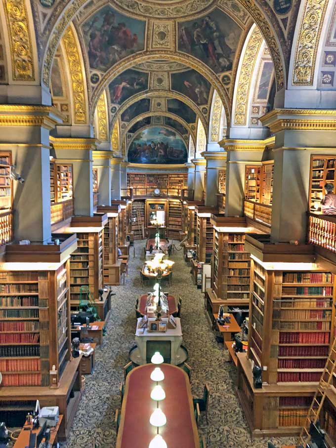 Déménagement des libvres anciens de la bibliothèque de l'Assemblée nationale à Paris