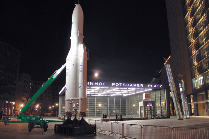 Installation d'une maquette de fusée Ariane à Berlin