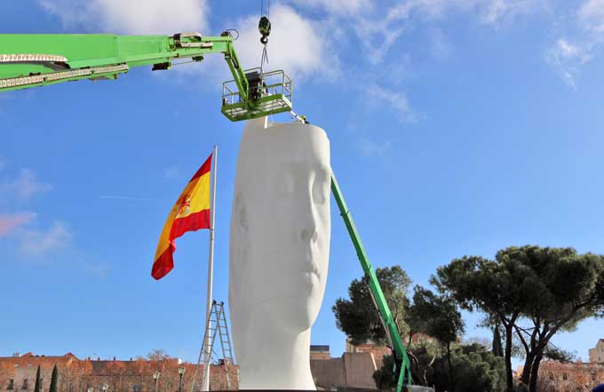 Manutention d'oeuvre monumentale à Madrid