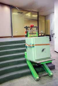 Utilisation d'escalera pour manutentionner un coffre-fort par des escaliers 