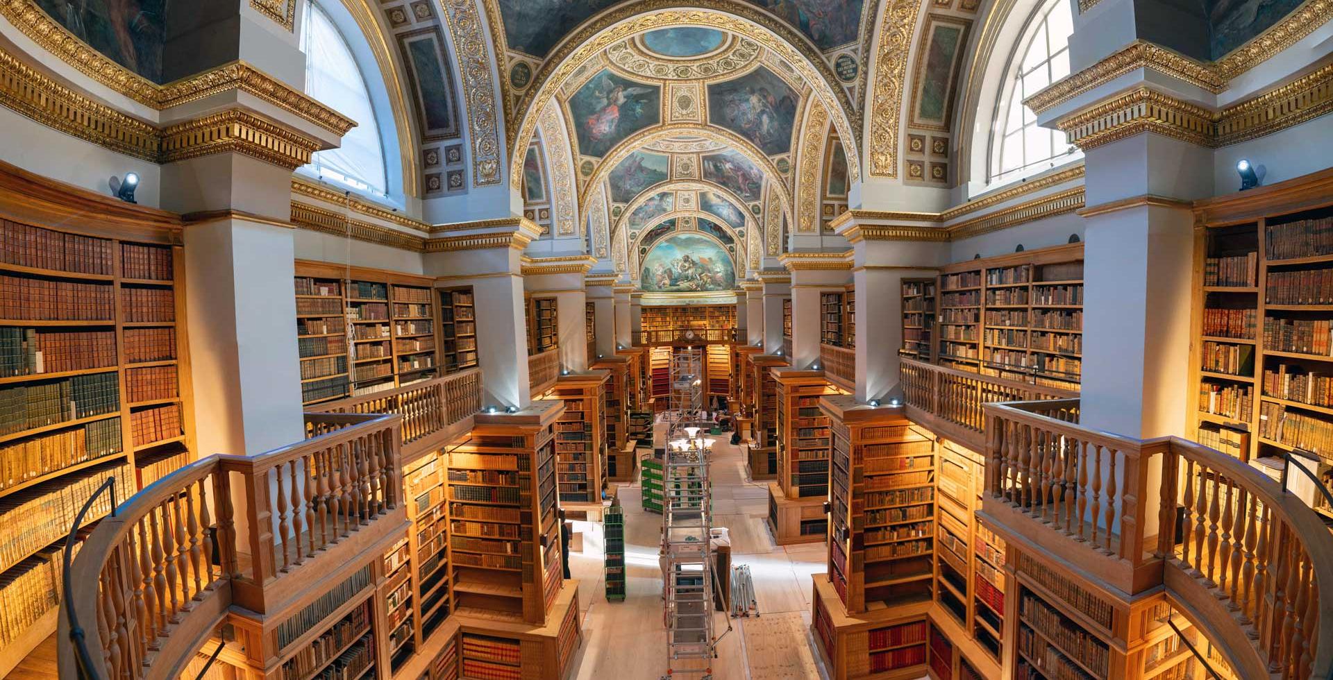 Réinstallation des ouvrages de la bibliothèque de l’Assemblée Nationale