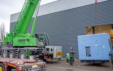 Déchargement et manutention d'une fraiseuse industrielle en Ile de France
