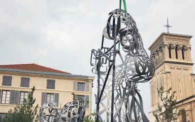 Manutention par grutage d’une sculpture à Valence (Drôme)