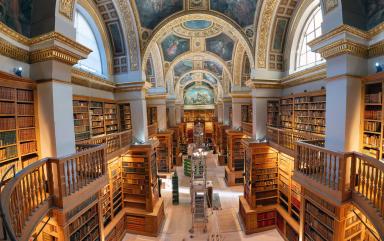 Réinstallation des ouvrages de la bibliothèque de l’Assemblée Nationale