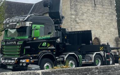 Opération de grutage au service du patrimoine en Dordogne