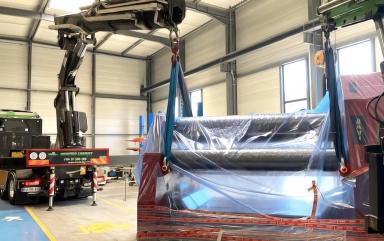 Opération de déchargement d’une machine industrielle près de Lyon