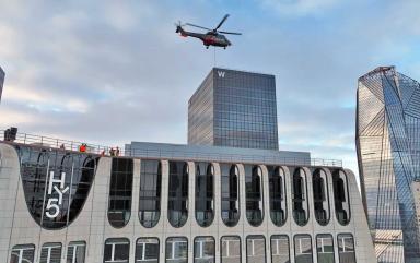 Héliportage de pompes à chaleur au sommet d’une tour à Paris