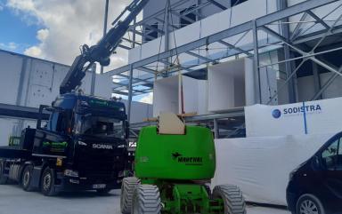 Livraison et installation par grutage de machines d’impression grand format de nouvelle génération à Paris