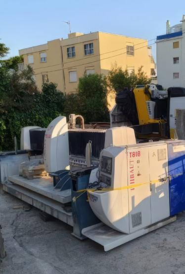 Manutention et transport exceptionnel d'une machine de découpe de marbre à Nice