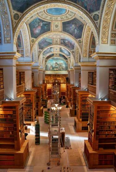 Réinstallation des ouvrages de la bibliothèque de l’Assemblée Nationale