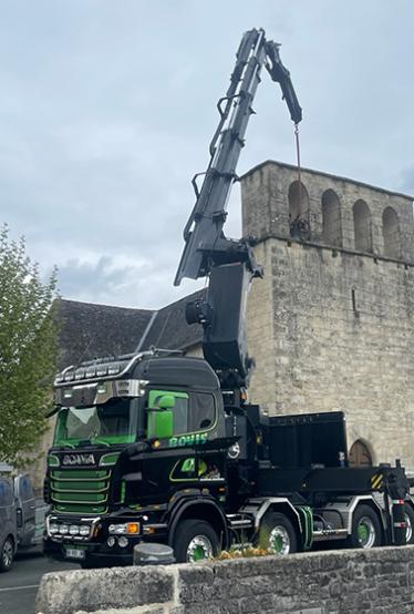 Opération de grutage au service du patrimoine en Dordogne