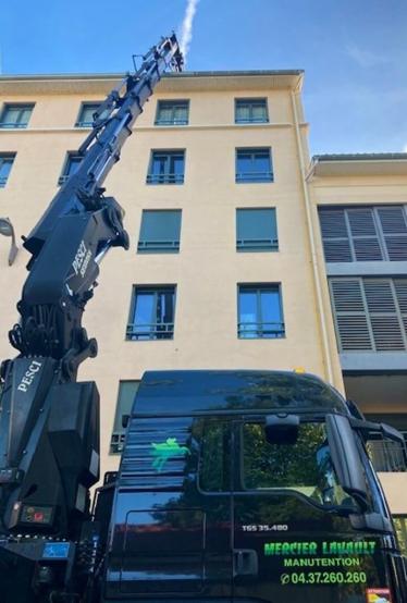 Manutention délicate de chaudière industrielle au cœur de Lyon