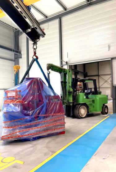 Opération de déchargement d’une machine industrielle près de Lyon
