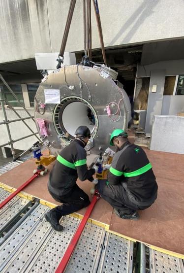 Manutention d'une IRM à l'Hôpital Huriez de Lille