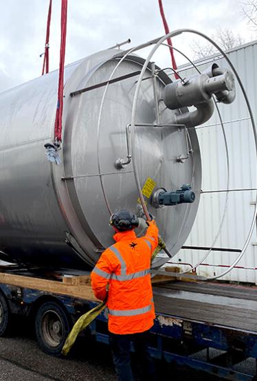 Déménagement industriel en Lorraine : installation de 6 cuves de 30 000L dans une grande laiterie