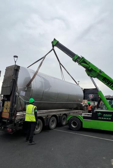 Transfert et manutention d'une cuve industrielle dans une brasserie du pays flamand