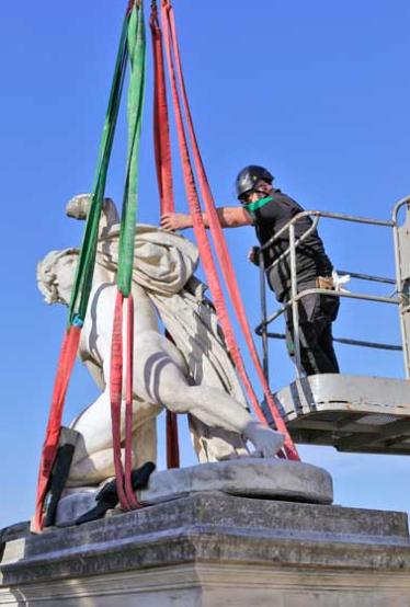 Manutention d’une sculpture monumentale au cœur de Paris