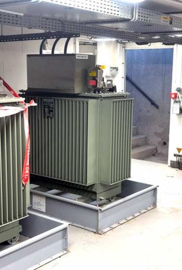 Levage par bras de grue d’un transformateur électrique au Stadium de Lille (59)