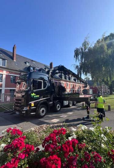 Livraison par bras de grue de matériel de sécurité à Arras (62)