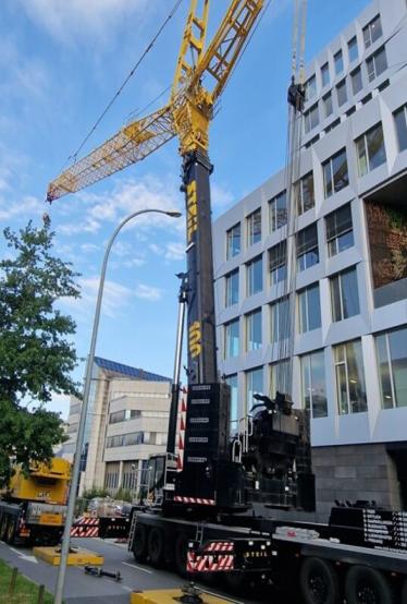 Manutention d’une sculpture monumentale de Dubuffet au Luxembourg  