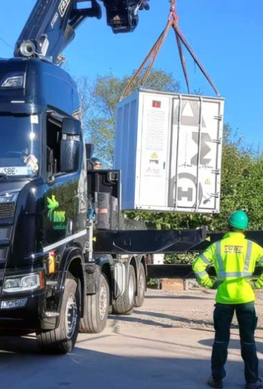 Levage d’une borne de recharge électrique à Hautmont (59) 