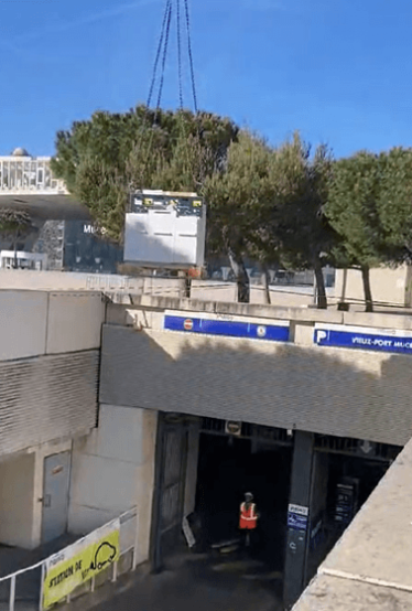 Grutage de haute technicité dans les Bouches du Rhône à Marseille réalisée par BOVIS Escolan