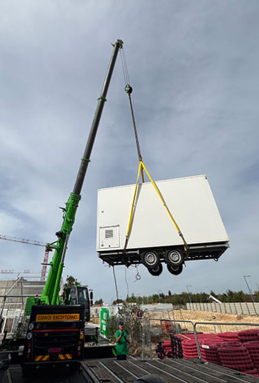Lifting a Refrigerated Trailer Near Poitiers: A Controlled Handling Operation by Bovis Centre