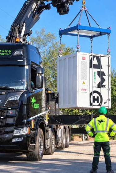 Levage d’une borne de recharge électrique à Hautmont (59) 