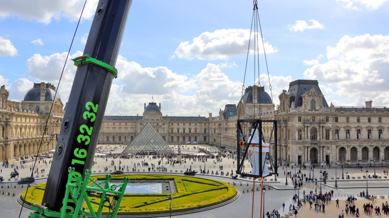 Crane lifting of a sculpture 