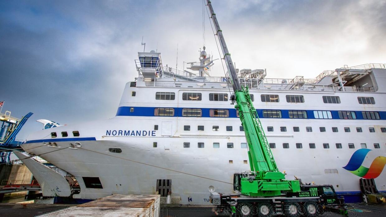 Opération de levage sur un navire