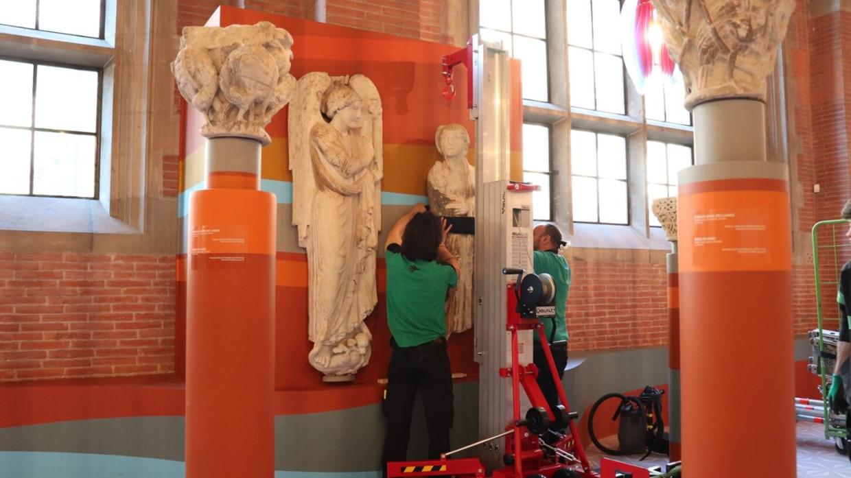 Secure transport for an exhibition