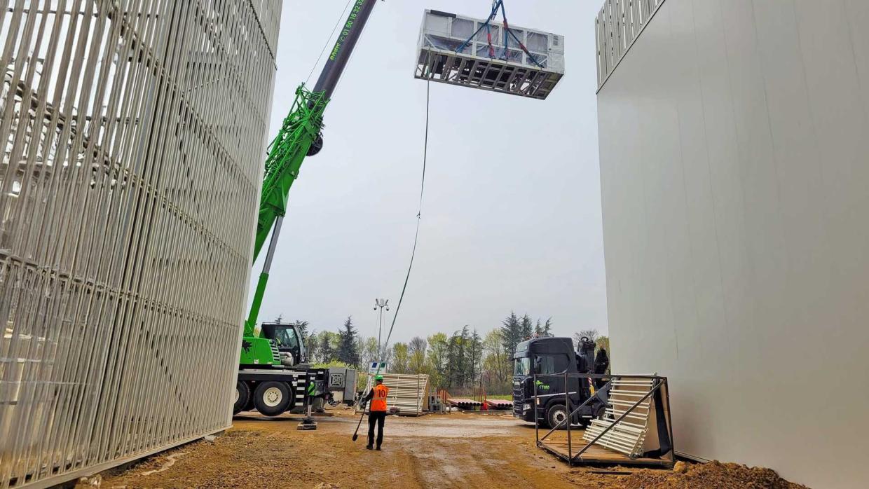 Levage de groupes froids industriels en toiture en IDF