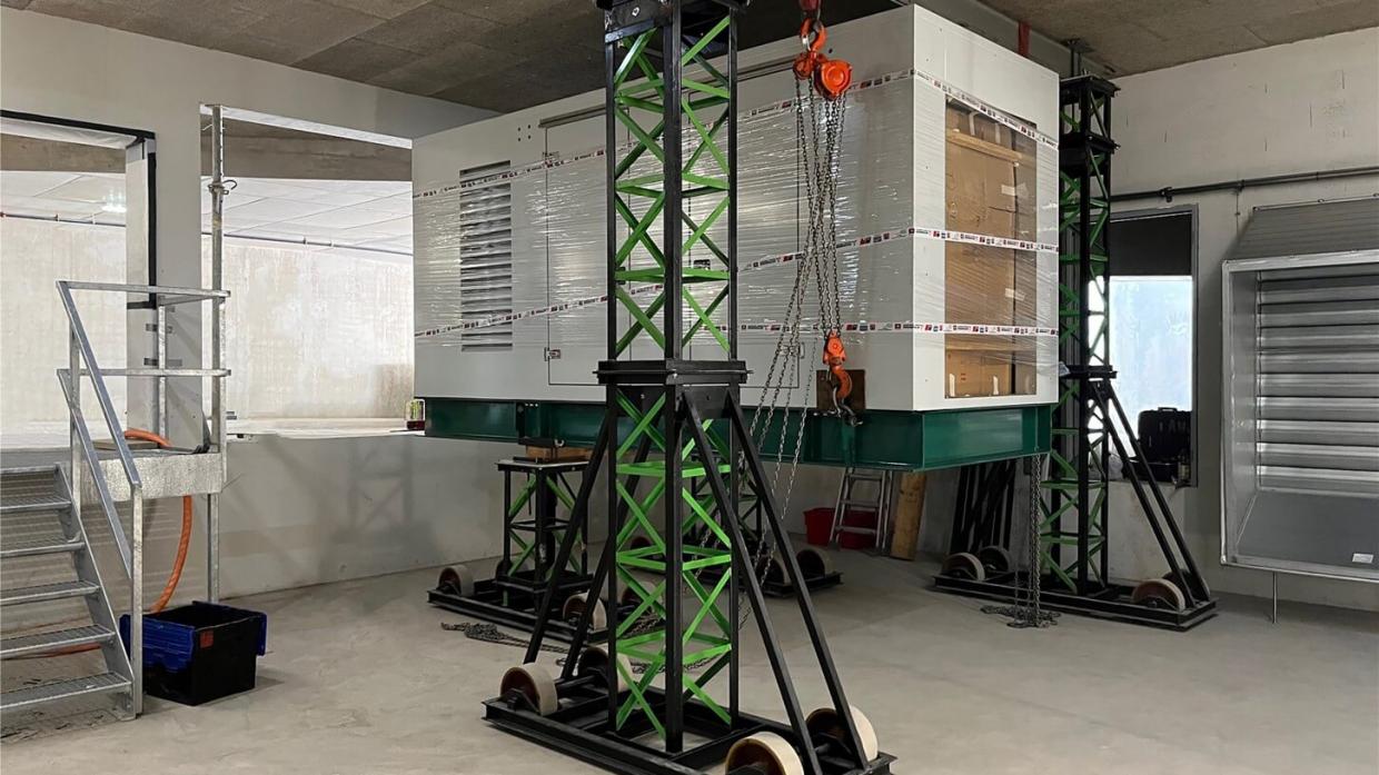 Handling and installation of a generator set in Genolier