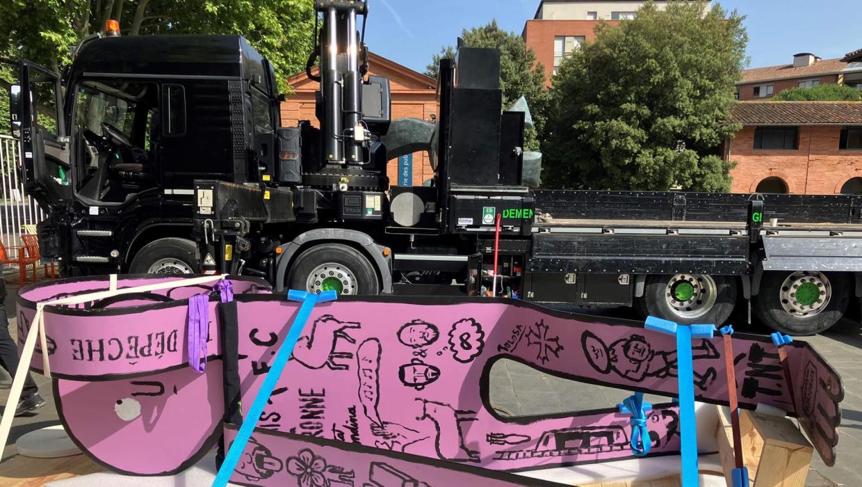 Handling and Transport of Sculpture in Toulouse