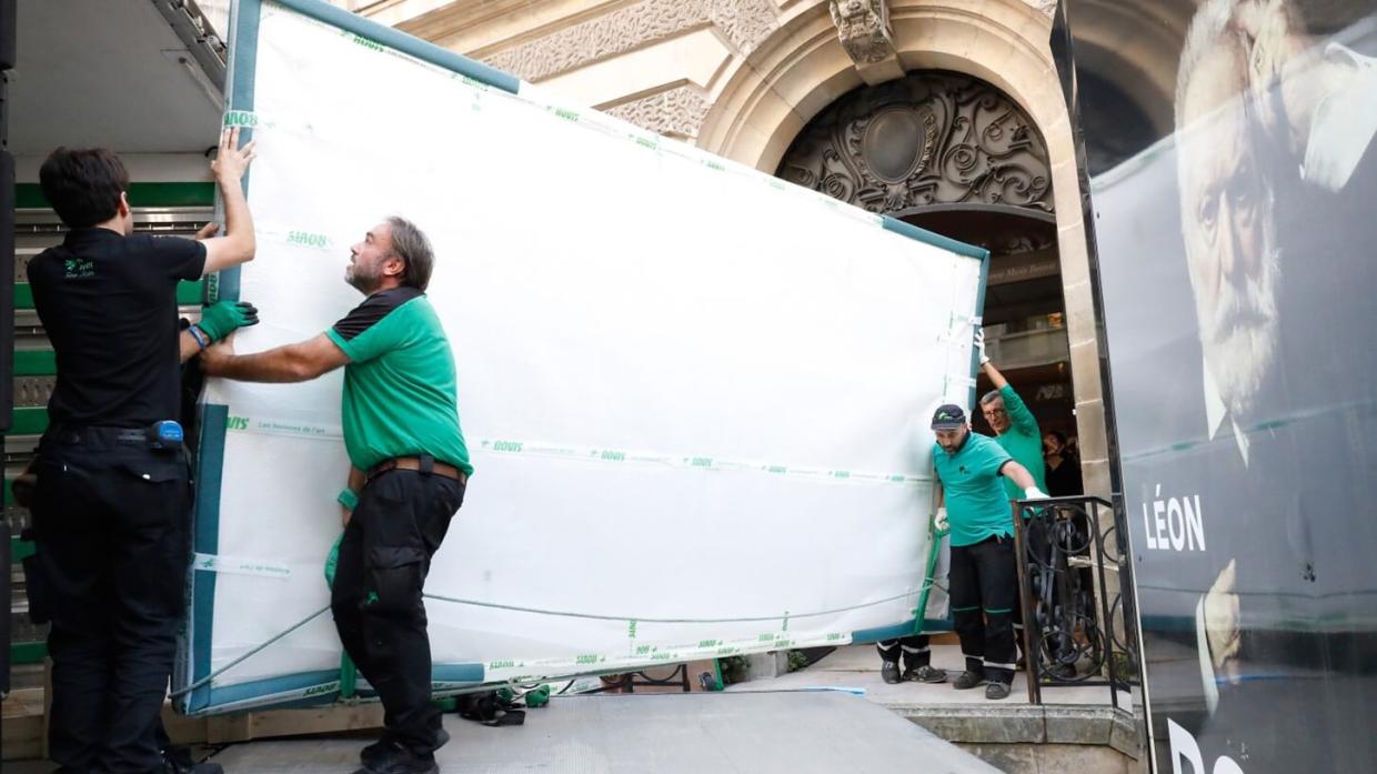 Transport of works of art in Bayonne in the Basque Country