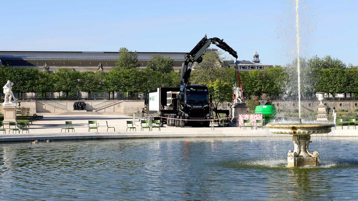 Manutention d’une sculpture monumentale au cœur de Paris