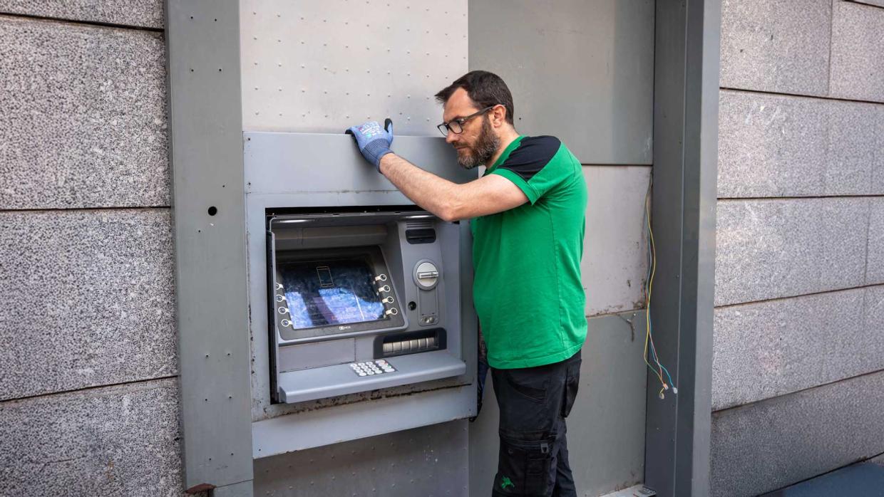 Delivery and Installation of an ATM in Versailles