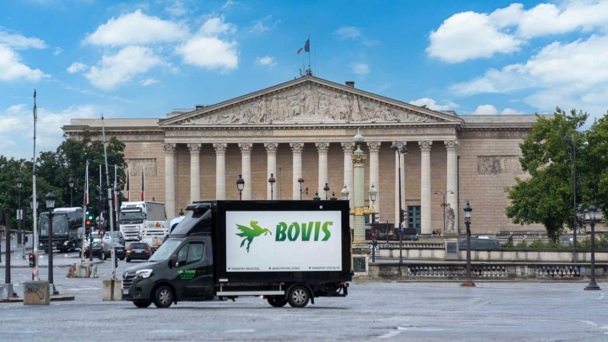 Camion Bovis devant un site patrimonial à Paris
