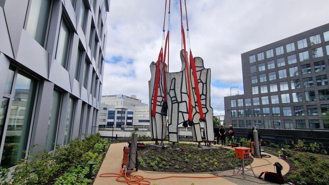 Manutention d’une sculpture monumentale de Dubuffet au Luxembourg  