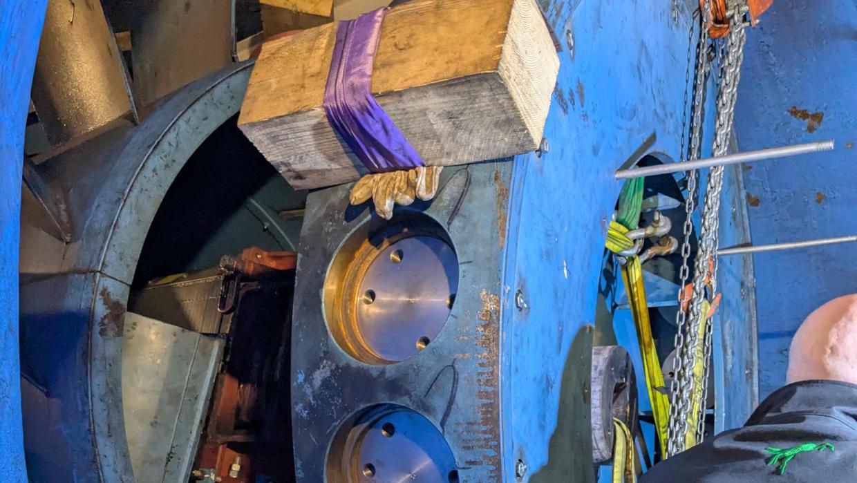 Manutention par levage d'un éléments de turbine par Bonal Manutention