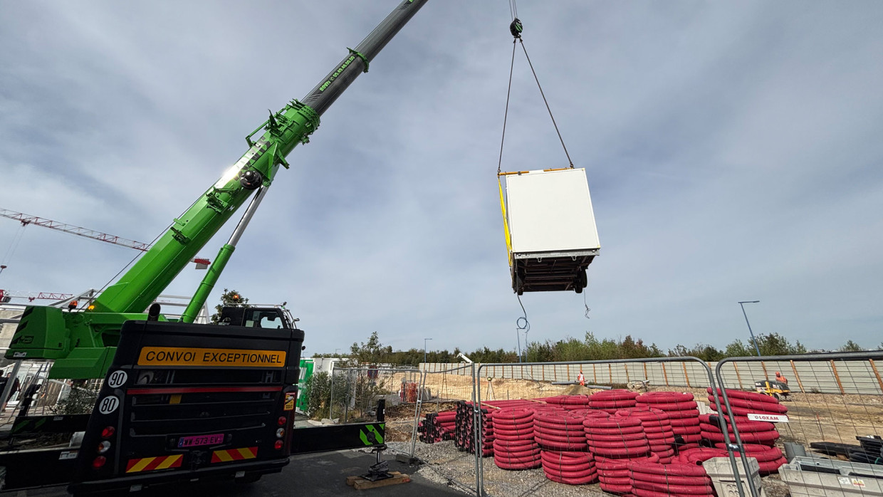 Lifting a Refrigerated Trailer Near Poitiers: A Controlled Handling Operation by Bovis Centre