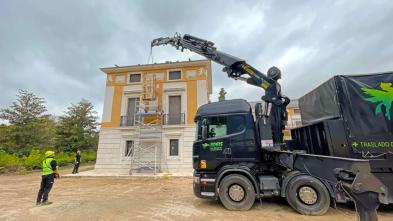 Delicate Handling at the Royal Palace of Aranjuez near Madrid