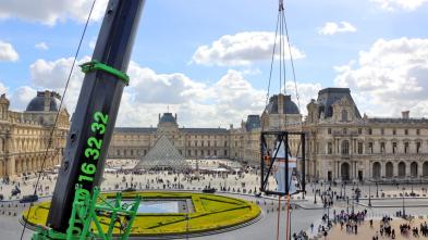 Crane lifting of a sculpture in the heart of Paris