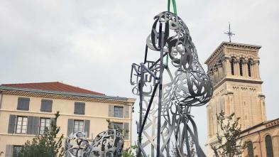 Handling by Crane of a Sculpture in Valence (Drôme)