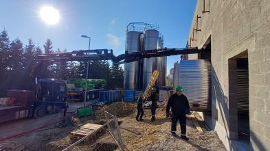 Handling of industrial tanks