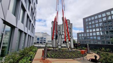 Manutention d’une sculpture monumentale de Dubuffet au Luxembourg  